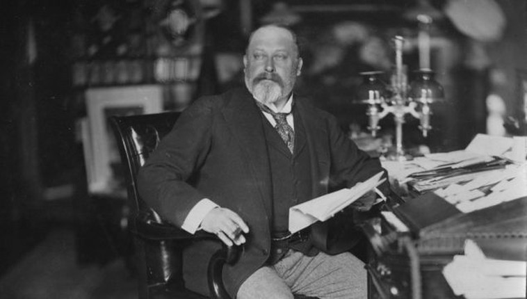 Sau nhiều thập kỷ trị vì nước Anh, Vua Edward VII trút hơi thở cuối cùng vào năm 1910. Địa điểm nhà vua qua đời chính là nơi ông chào đời - cung điện Buckingham.