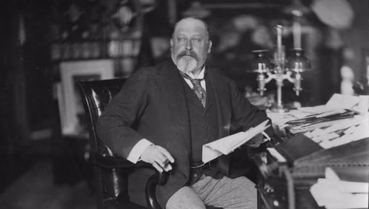 Sau nhiều thập kỷ trị vì nước Anh, Vua Edward VII trút hơi thở cuối cùng vào năm 1910. Địa điểm nhà vua qua đời chính là nơi ông chào đời - cung điện Buckingham.