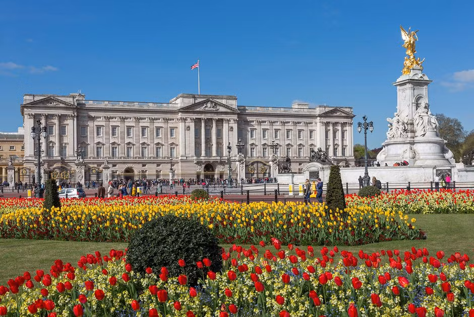 Theo các ghi chép, cung điện Buckingham ở London là nơi ở chính thức của nhiều đời Vua, Nữ hoàng Anh trong gần 200 năm qua.