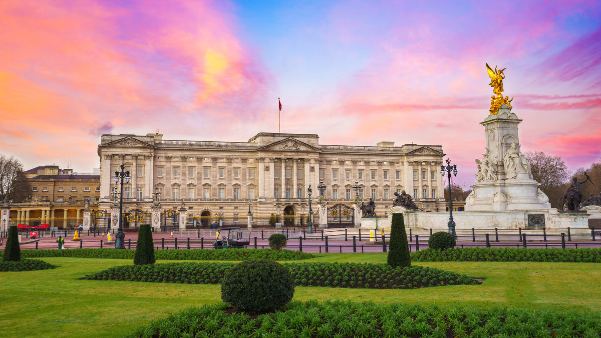 Nằm ở thủ đô London, cung điện Buckingham nổi tiếng thế giới là một trong những tài sản thuộc sở hữu của Hoàng gia Anh. Nữ hoàng Anh Elizabeth II và các thành viên hoàng tộc dành nhiều thời gian sinh sống tại nơi này.