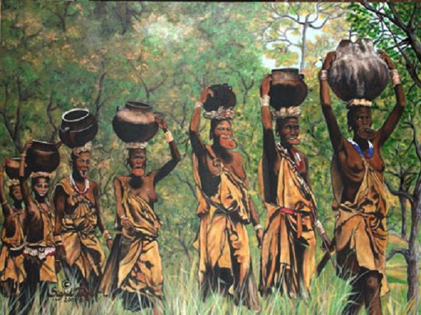 Do đó, phụ nữ càng có đôi môi "khủng" thì càng nhận được của hồi môn lớn từ nhà chồng. Địa vị của họ trong bộ tộc cũng tăng lên.