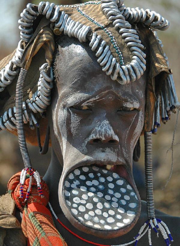 Theo thời gian, nút gỗ được thay thế bằng những chiếc khác có kích thước lớn hơn. Khi đủ rộng, người ta sẽ đặt một đĩa gốm, đất nung hoặc đĩa làm từ gỗ vào môi dưới. Thông thường, những chiếc đĩa có đường kính 10 cm được phụ nữ Surma sử dụng.