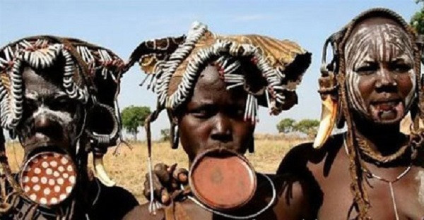 Chỉ người đàn ông giàu có nhất mới có thể cưới được mỹ nhân đẹp nhất của bộ tộc. Bởi lẽ, cha mẹ của cô gái thường thách cưới lớn khi yêu cầu nhà trai phải đem tới khoảng 20 - 30 con trâu, bò, dê.