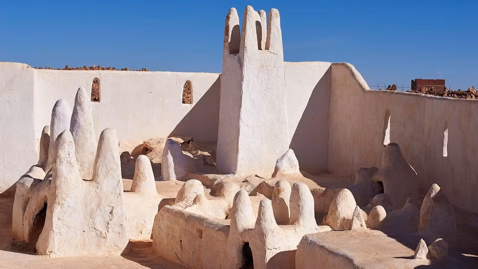 Khaled Meghnine, hướng dẫn viên địa phương, nói: "Chúng tôi đều thân thiện và các du khách được chào đón khi đến đây. Tuy nhiên, họ phải tôn trọng cách sống của người dân khu vực này. Đó là nhà của chúng tôi, không phải phông nền cho một bài đăng trên mạng xã hội. Không ai ở đây muốn thế cả".