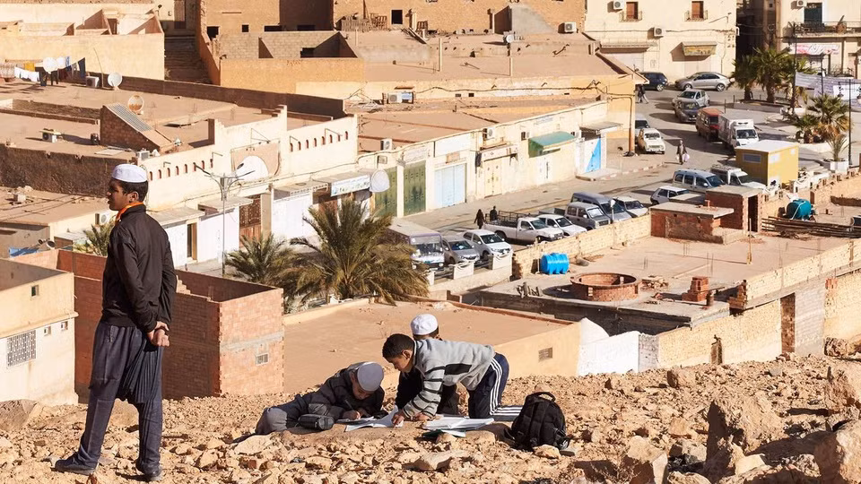 Từ thế kỷ thứ 8, những người Mozabites, một dân tộc bán du mục với ngôn ngữ riêng biệt Tumzabt, đã khai phá vùng đất này. 5 thành phố cổ là nơi giao thoa văn hóa độc đáo của người bản địa Bắc Phi, tín ngưỡng Hồi giáo Ibadi... Hiện tại, dân số của các thành phố này vào khoảng 360.000 người. "Thật không thể tin họ đã phát triển xã hội trong vùng đất khắc nghiệt này. Đó là lý do chúng ta cần trân trọng nền văn hóa này. Nó đã tồn tại 1.000 năm", Meghnine nói.