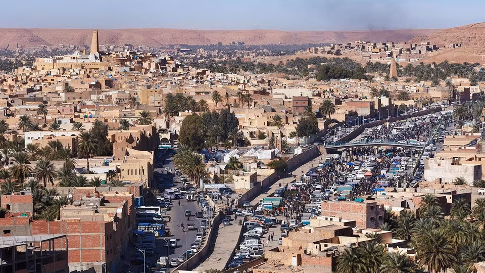 Bất chấp địa hình khắc nghiệt, vẫn có những khu định cư ở rìa phía bắc Sahara. Nơi này còn được gọi là 5 ksours lịch sử. Đó là các thành phố cổ có tuổi đời hàng thế kỷ thuộc thung lũng M'Zab. Những thành phố này bao gồm El-Atteuf (lâu đời nhất, thành lập năm 1012), Melika, Bounoura, thánh địa Beni-Isguen và Ghardaïa.