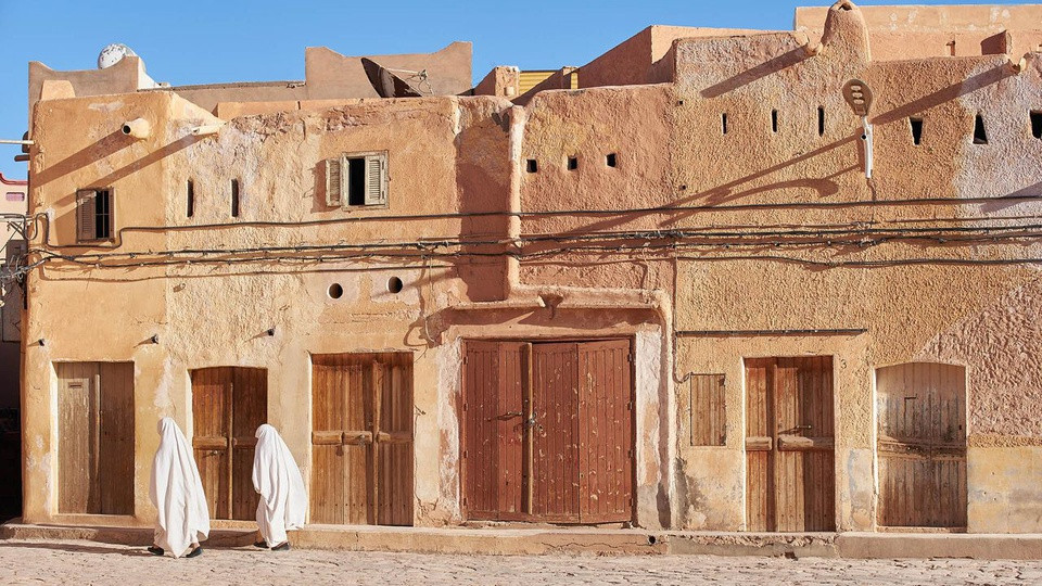 Tuy nhiên, nhiều nguyên tắc vẫn được giữ nguyên từ ngày xưa. Ví dụ, khi xếp hàng ở các máy bơm nước, trẻ em sẽ đứng đầu, sau đó tới phụ nữ rồi mới đến nam giới. Tường nhà thường được sơn màu xanh để tạo cảm giác mát mẻ và đuổi muỗi.