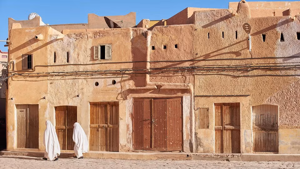 Tuy nhiên, nhiều nguyên tắc vẫn được giữ nguyên từ ngày xưa. Ví dụ, khi xếp hàng ở các máy bơm nước, trẻ em sẽ đứng đầu, sau đó tới phụ nữ rồi mới đến nam giới. Tường nhà thường được sơn màu xanh để tạo cảm giác mát mẻ và đuổi muỗi.