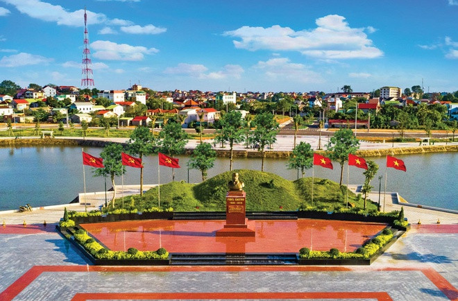 TP Đông Hà là tỉnh lỵ của tỉnh Quảng Trị, hiện có 9 phường: 1, 2, 3, 4, 5, Đông Giang, Đông Lễ, Đông Lương, Đông Thanh. Tại thành phố này có Công viên Fidel, đặt tượng Chủ tịch Fidel Castro, thể hiện tình hữu nghị, anh em của nhân dân hai nước Việt Nam - Cuba, cũng như tình cảm của nhân dân Quảng Trị nói riêng và người dân Việt Nam chung đối với ông. Ảnh: Lê Hữu Nam.