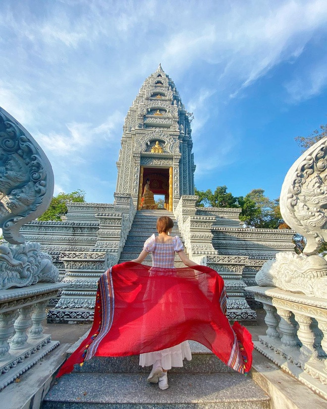 TP Sóc Trăng là trường hợp khá đặc biệt, khi tất cả các phường thuộc thành phố này đều có tên được đánh số, mà không phải địa danh như thường thấy. Đó là các phường: 1, 2, 3, 4, 5, 6, 7, 8, 9, 10. TP Sóc Trăng nằm ở vị trí trung tâm của tỉnh Sóc Trăng, giáp với nhiều huyện khác trong tỉnh. Đến Sóc Trăng, du khách có thể thăm các chùa Khmer, tham gia các lễ hội nổi tiếng, thưởng thức ẩm thực hấp dẫn như bánh pía, lạp xưởng, bún nước lèo... Ảnh: Hằng Mật.