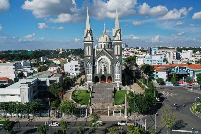 TP Thủ Dầu Một là tỉnh lỵ của tỉnh Bình Dương, hiện có 14 phường: Chánh Mỹ, Chánh Nghĩa, Định Hòa, Hiệp An, Hiệp Thành, Hòa Phú, Phú Cường, Phú Hòa, Phú Lợi, Phú Mỹ, Phú Tân, Phú Thọ, Tân An, Tương Bình Hiệp. Đến TP Thủ Dầu Một, du khách có thể thăm nhà thờ chánh tòa Phú Cường, khu du lịch Đại Nam, làng sơn mài Tương Bình Hiệp, chùa Bà, chùa Ông Ngựa, chùa Hội Khánh, chùa Tây Tạng, nhà cổ Đốc Phủ Đẩu... Ảnh: Quỳnh Danh.