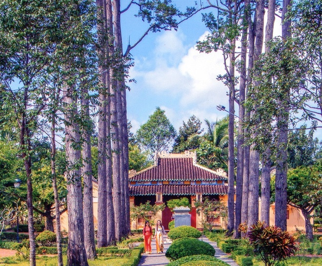 TP Vĩnh Long nằm bên bờ sông Cổ Chiên, một nhánh của sông Tiền, hiện có 11 phường: 1, 2, 3, 4, 5, 8, 9, Tân Hòa, Tân Hội, Tân Ngãi, Trường An. Nơi đây có Văn Thánh Miếu nổi tiếng khắp vùng đất Nam Bộ xưa, được công nhận di tích quốc gia vào năm 1991. Theo Cổng TTĐT TP Vĩnh Long, công trình được khởi công từ mùa đông năm 1864, hoàn thành vào mùa thu năm 1866, gồm cổng tam quan theo lối cổ lâu 3 tầng mái, điện Đại Thành, gác Văn Xương... Ảnh: Khám phá Du lịch Việt Nam.