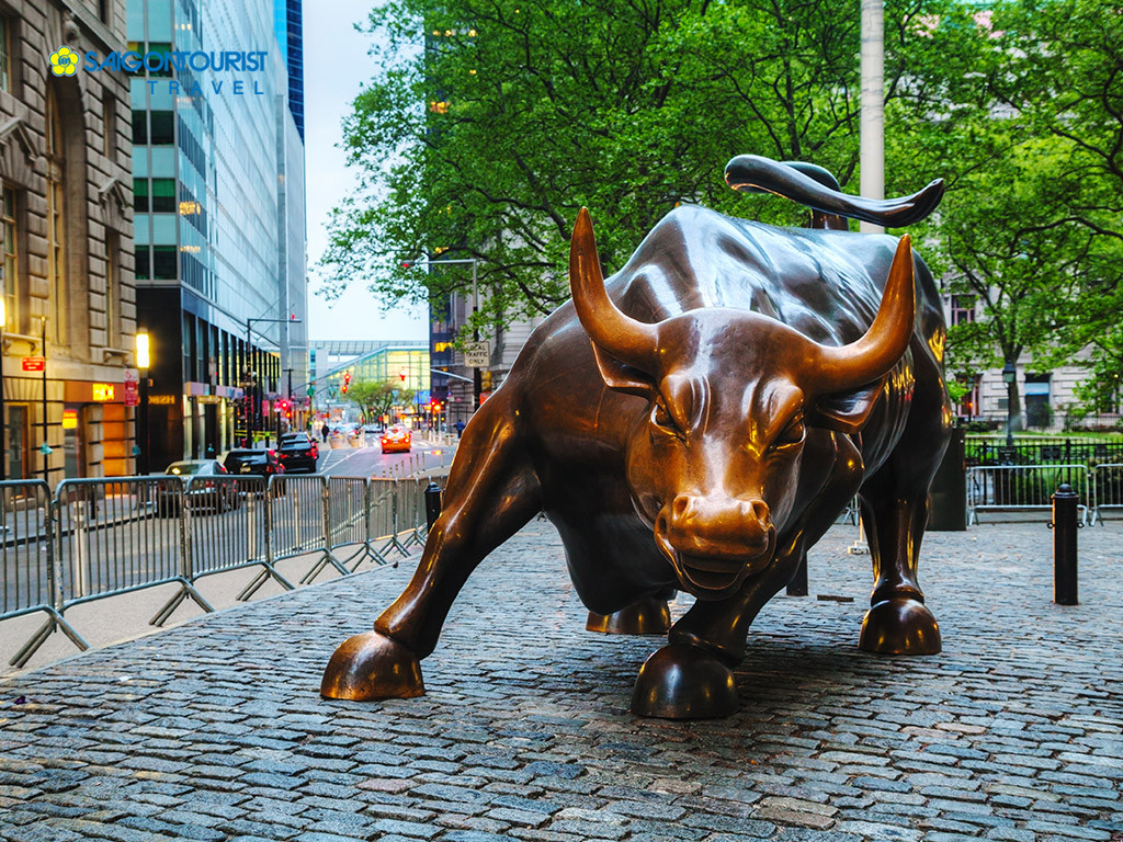 Vì vậy, ông Modica bỏ ra 360.000USD để đúc khuôn và tạo hình cho chú bò đồng. Sau 2 năm làm việc chăm chỉ, ông hoàn thành con bò đực bằng đồng vào tháng 10/1989.