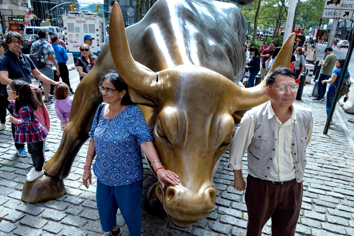 Vì vậy, Sở Giao dịch chứng khoán New York liên lạc với cảnh sát để họ đưa con bò bằng đồng đến một vị trí khác ngay trong ngày 16/12.