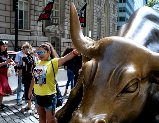 Sau khi biết tin con bò bằng đồng bị chuyển đi, nhiều người dân bày tỏ tiếc nuối nên gửi kiến nghị tới giữ chức trách để đưa con bò trở lại trung tâm thành phố.