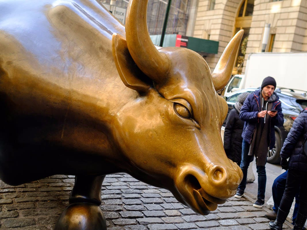 Con bò đồng mà ông Modica tạo ra có kích thước "khủng" khi cao khoảng 3,3m và nặng tới 35 tấn. Để tạo bất ngờ cho mọi người, ông Modica cùng 3 người bạn dùng xe tải chở con bò đồng đến phố Wall vào nửa đêm ngày 15/12/1989. Họ đặt nó cạnh cây thông Giáng sinh trước Sở Giao dịch chứng khoán New York.