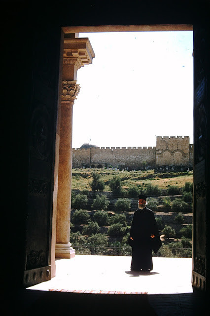 Cuộc sống rất đỗi thanh bình, mộc mạc ở Jerusalem những năm 1950 đem đến cho độc giả một góc nhìn chân thật và sống động.