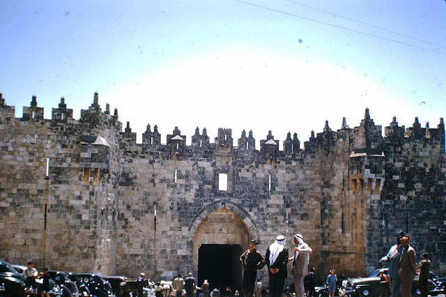 Không chỉ người hành hương, du khách từ nhiều nước trên thế giới ghé thăm Jerusalem để tìm hiểu văn hóa - lịch sử ở nơi đây.