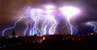 Sở dĩ những tia sét tại hồ Maracaibo có nhiều màu sắc như vậy xuất phát từ độ ẩm của không khí.