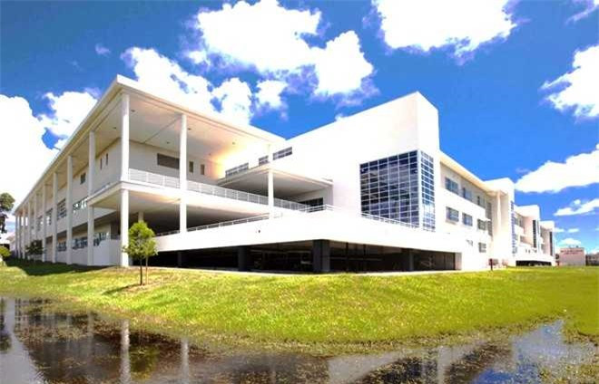 Nét độc đáo của trường Trung học Riverview nằm ở lối kiến trúc nhiều cửa sổ. Bên trong tòa nhà, đồ vật được sắp xếp cách xa nhau, tạo sự thông thoáng, đặc biệt phù hợp để làm không gian đặt thư viện và nhà ăn tự phục vụ. Ảnh: Business Insider.