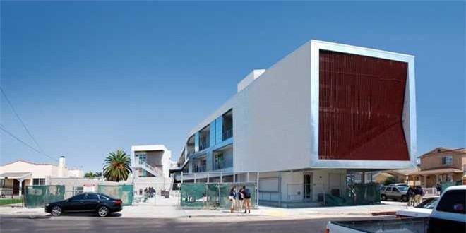 Trường Trung học Đặc quyềnAmino Lenox Charter High School ở thành phố Inglewood, California, nổi tiếng nhờ bức tường với nhiều khe hở vừa tạo cái nhìn độc đáo vừa mang lại bầu không khí thoáng đãng cho những học sinh học tập bên trong tòa nhà. Ảnh: Wikimedia.