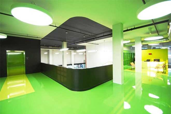 Phần lớn tòa nhà vẫn giữ lại kết cấu của nhà kho cũ. Tuy nhiên, sàn, trần và tường được sơn màu sắc tươi sáng, hấp dẫn ánh mắt người xem. Ảnh: JGMA.