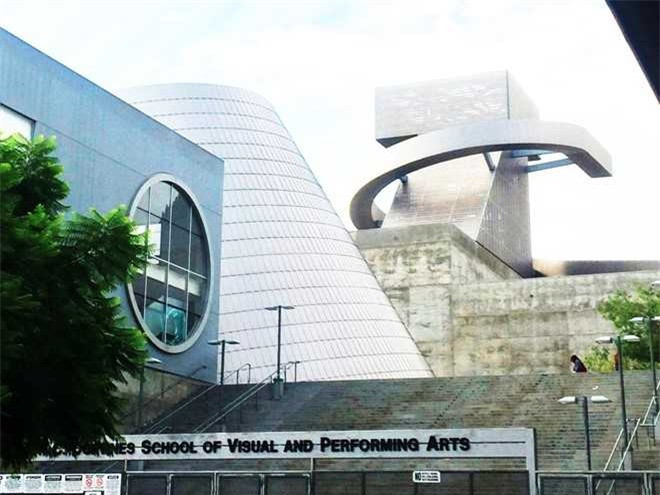 Vòng xoắn quanh đỉnh một tòa nhà trong trường được coi là biểu tượng của kiến trúc độc đáo này. Ảnh: Wikimedia.