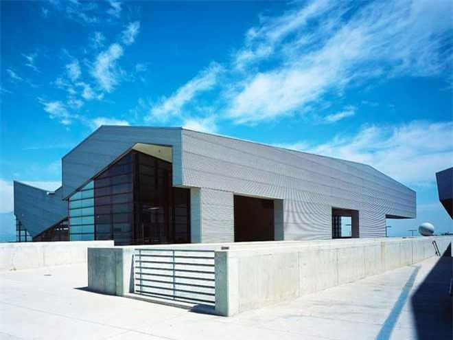 Trường Trung học Diamond Ranch ở thành phố Ponoma, California, mang hình dáng đặc biệt nhờ những khối có kết cấu độc đáo. Architecture Weekcho hay, ban đầu, dự án xây ngôi trường này trên đồi bị coi là không thực tế và vô khả thi. Ảnh: Thư viện Quốc hội Mỹ.