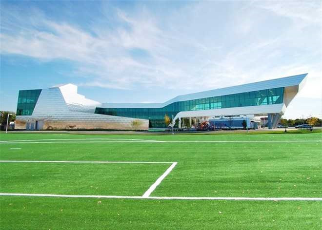 UNO có một sân bóng khổng lồ ở phía sau. Ngoài ra, trường còn gây ấn tượng với thiết kế cửa sổ cong. Ngôi trường này có 575 học sinh. Ảnh: JGMA.