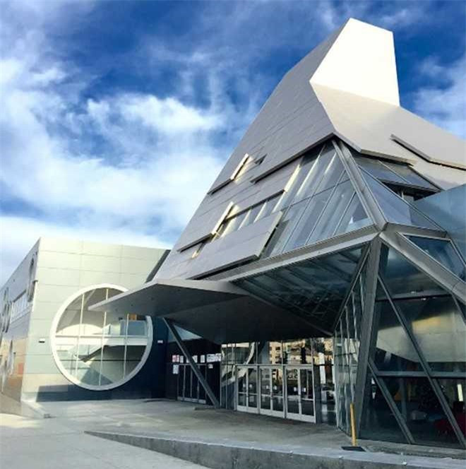 Trường Nghệ thuật Biểu diễn Ramon Cortines nằm ở rìa khu người Hoa ở thành phố Los Angeles, California. Ngôi trường này được thiết kế theo hình kim tự tháp phá cách. Ảnh: Instagram.