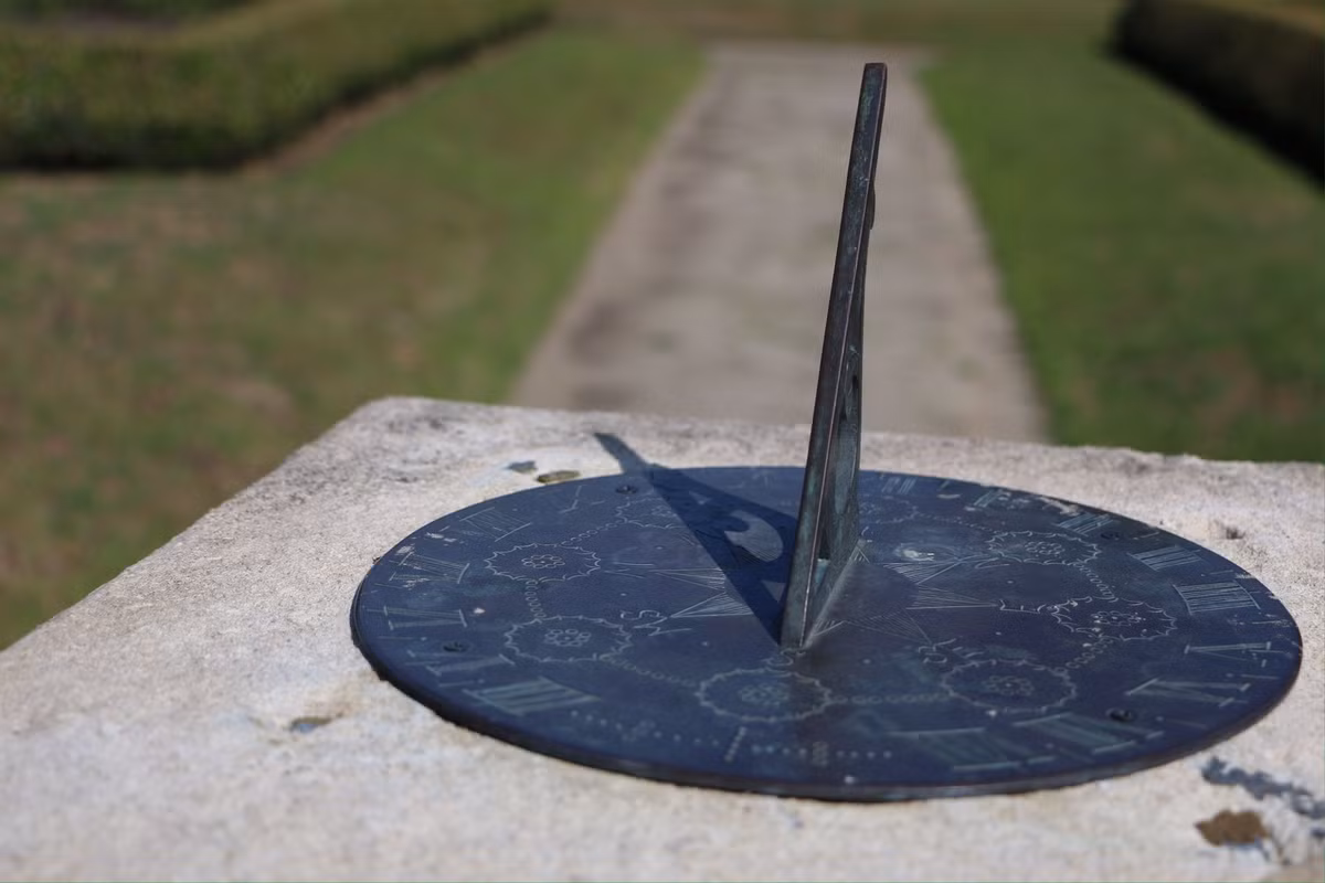 Đồng hồ mặt trời có một số hạn chế như không thể hoạt động vào ban đêm hay những ngày trời âm u, mưa, không có ánh sáng Mặt trời...