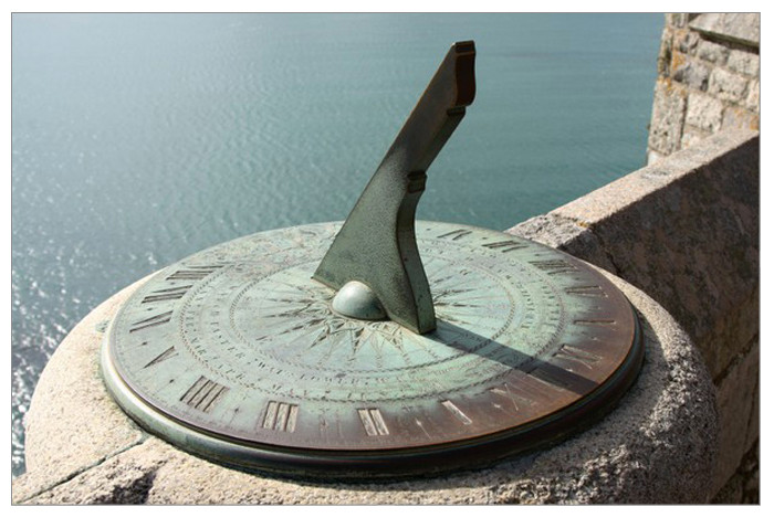 Đến giữa trưa, người Ai Cập xoay đồng hồ 180 độ để chỉ giờ chiều. Về sau, con người phát minh nhiều loại đồng hồ mặt trời có thể quay 360 độ.