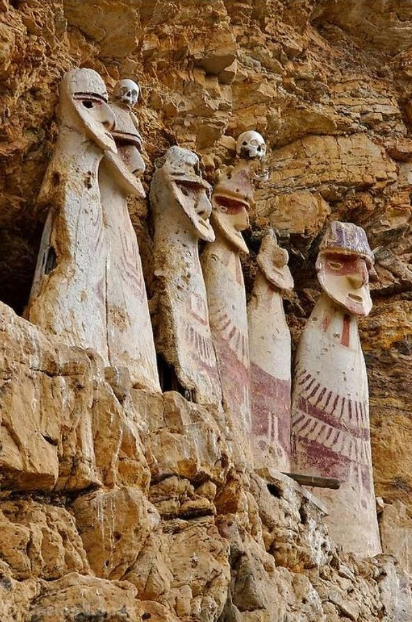 Những cỗ quan tài cổ này gây chú ý với hình dáng trông giống đường nét cơ thể con người nhưng kích thước lớn hơn, cao khoảng 2,5m.