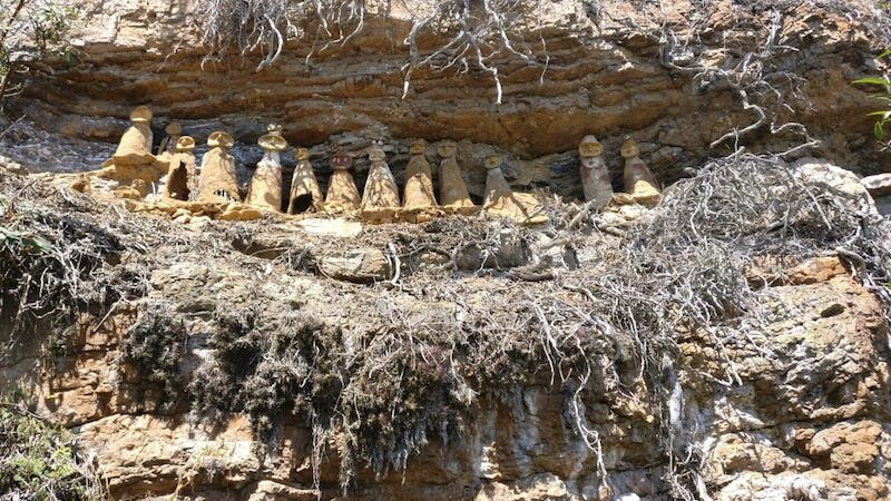 Tại nơi này, các chuyên gia tìm thấy 7 quan tài hình người nằm trên vách đá dựng đứng, cách mặt đất khoảng 2.000m.