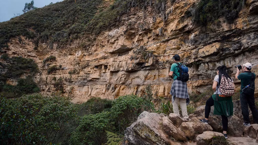 Những cỗ quan tài hình người đặc biệt đó nằm trên vách đá thuộc thuộc dãy Andes và khu rừng nhiệt đới rộng lớn tại vùng Amazonas.