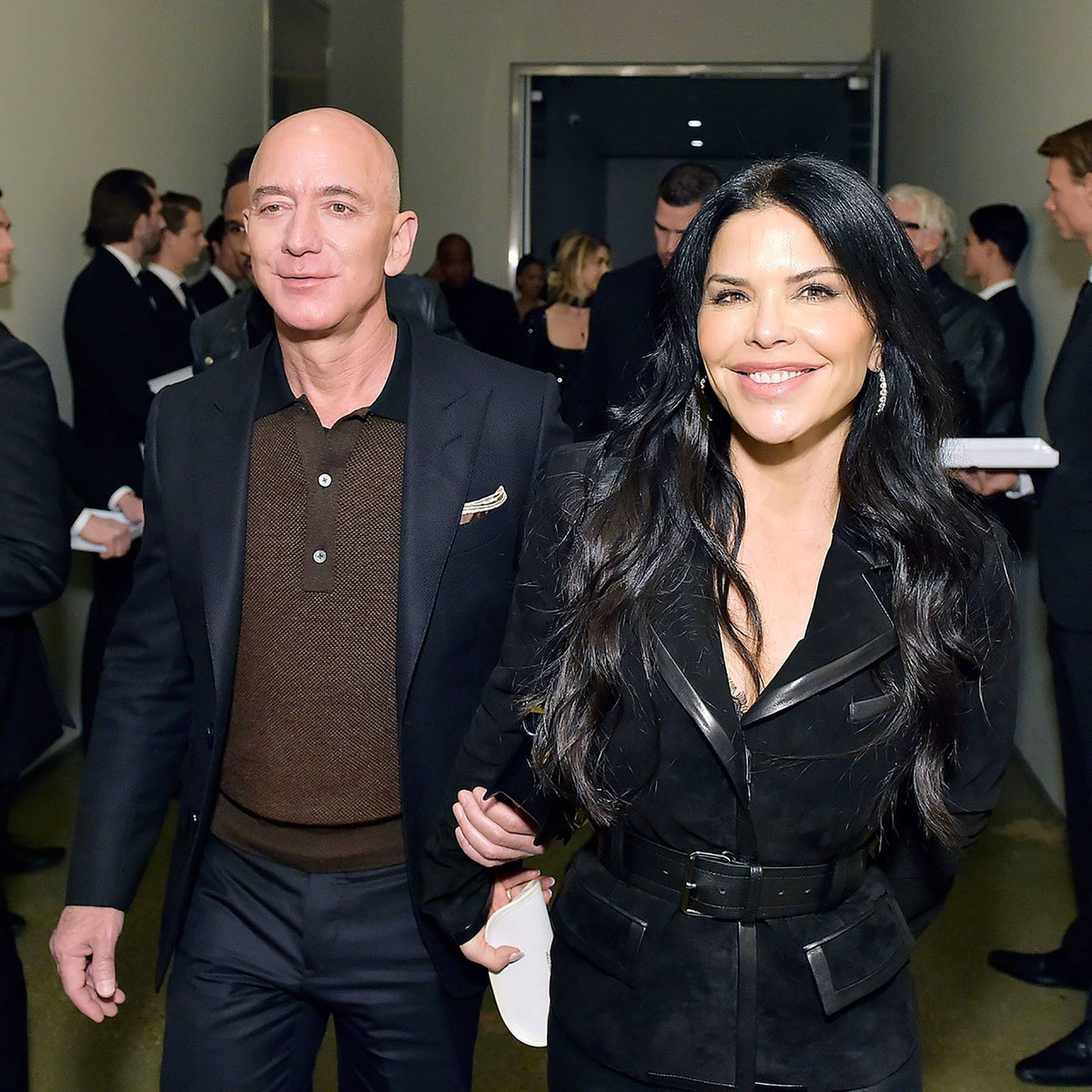 Một điểm chung thú vị khác là Bill Gates và Jeff Bezos đều thành lập các quỹ từ thiện trên cùng với vợ khi có cuộc hôn nhân hạnh phúc khiến bao người ngưỡng mộ, ghen tỵ.