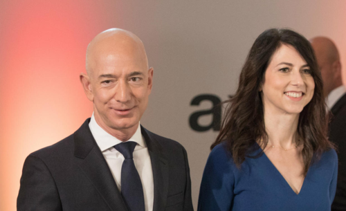Trước đó, vào năm 2019, Jeff Bezos gây sốc khi thông báo ly hôn vợ sau 25 năm gắn bó. Việc 2 tỷ phú hàng đầu thế giới chấm dứt hôn nhân sau nhiều năm hạnh phúc khiến nhiều người tiếc nuối.