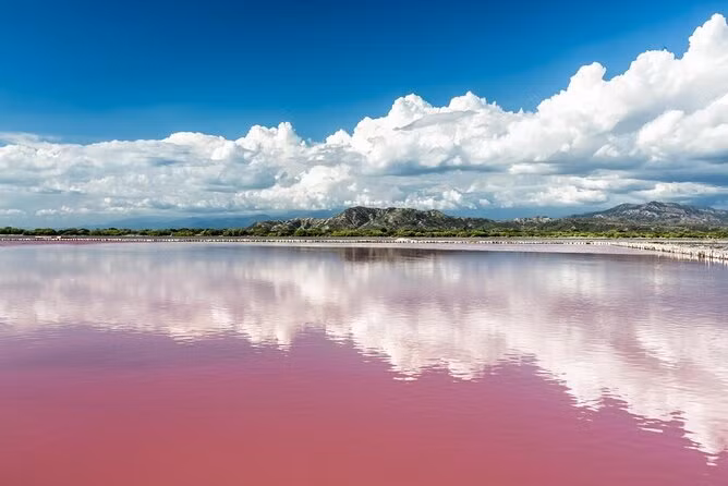 Màu sắc lạ lùng của hồ Retba khiến nhiều người không khỏi tò mò lý do vì sao.