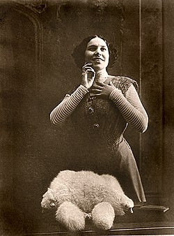 Ca sĩ Plevitskaya rất được Sa hoàng Nicholas II yêu thích. Người đứng đầu nước Nga khi ấy gọi nữ nghệ sĩ này với biệt danh "Chim sơn ca của vùng Kursk".