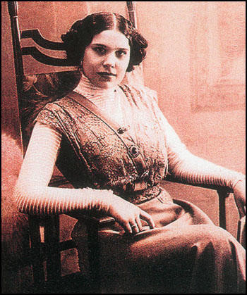 Theo một số tài liêu, điệp viên Plevitskaya sinh ra trong một gia đình nông dân. Ban đầu, bà dự định trở thành nữ tu. Thế nhưng, về sau, bà chuyển hướng với việc muốn theo đuổi nghệ thuật và từng bước thực hiện ước mơ trở thành ca sĩ. Với những nỗ lực và tài năng, Plevitskaya từng bước gây dựng sự nghiệp và trở thành một trong những ca sĩ nổi tiếng nhất nước Nga.