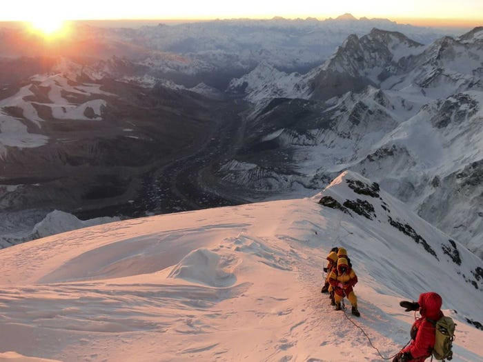 Theo chia sẻ của Krakaue, ông được tạp chí Outside cử đi theo đoàn thám hiểm của nhóm The Adventure Consultants do Rob Hall dẫn đầu để viết bài ký sự 5.000 từ về hành trình chinh phục núi Everest. Đây là một trong 4 nhóm leo núi gồm 33 người tham gia cuộc leo núi này.