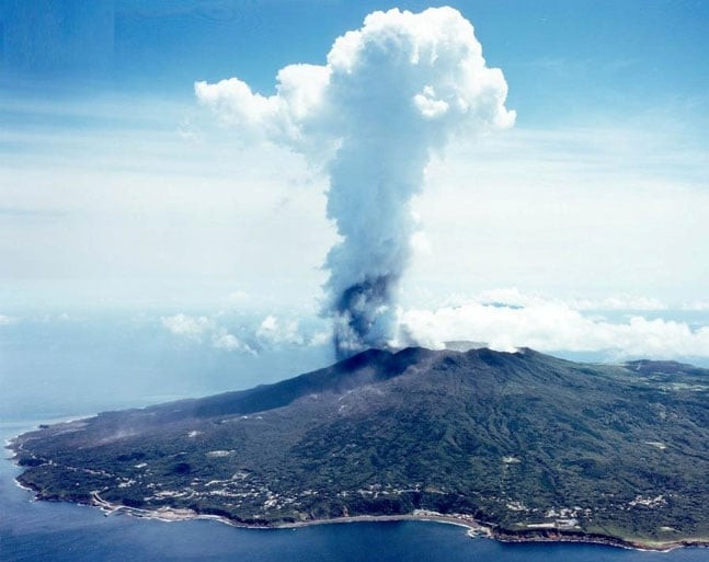Lần núi lửa phun trào dữ dội gần đây nhất trên đảo Miyakejima là vào năm 2000. Khi ấy, ngọn núi lửa này giải phóng khoảng 10.000 - 20.000 tấn sulfuric-dioxide mỗi ngày.