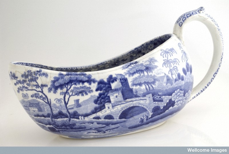 Bình gốm Bourdaloue được thiết kế có hình bầu dục. Ngoài gốm, nó còn được làm bằng sứ.