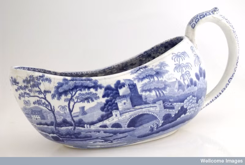 Bình gốm Bourdaloue được thiết kế có hình bầu dục. Ngoài gốm, nó còn được làm bằng sứ.