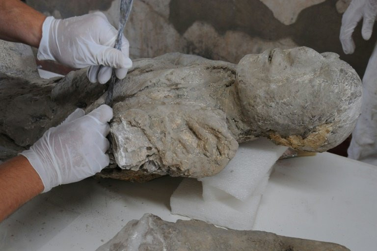 Người dân ở mọi lứa tuổi, giới tính, địa vị xã hội đều không thoát được thảm kịch kinh hoàng này. Họ tử vong ở nhiều tư thế khác nhau như ở trong nhà, chết trên đường... Một số người mẹ tử vong trong tư thế ôm con khiến nhiều người cảm động.