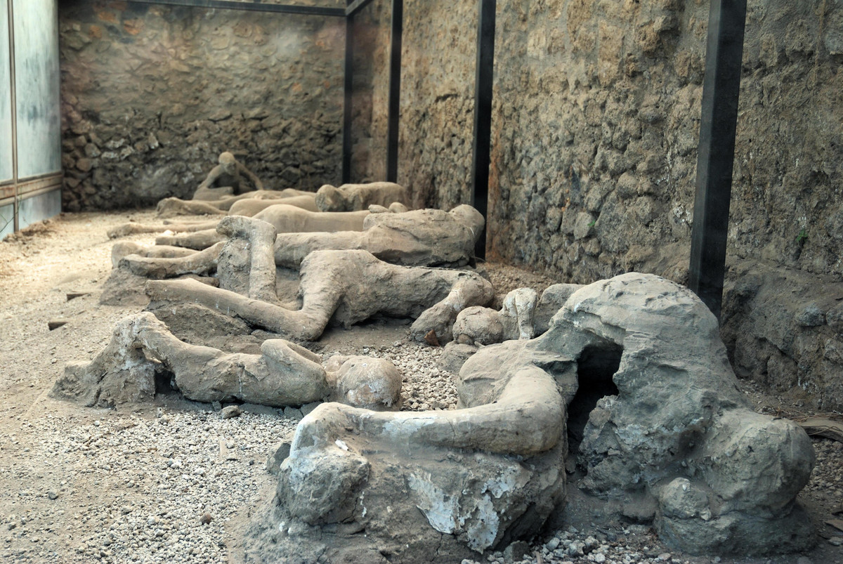 Các chuyên gia tiến hành kiểm tra răng cho thấy người dân Pompeii chăm sóc răng miệng tốt. Điều này hé lộ chế độ ăn uống của họ gồm nhiều rau quả, trái cây và ít đường.