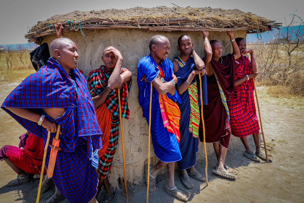Nam giới bộ tộc Maasai có thể lấy nhiều vợ. Họ có một tập tục lạ lùng là "bỏ giường". Vào dịp đó, người chồng sẽ để vợ ngủ một mình.