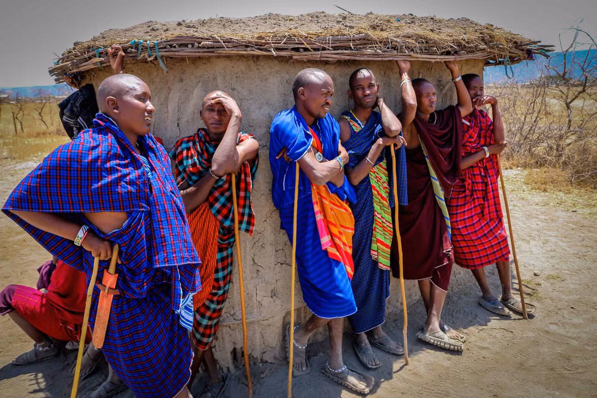 Nam giới bộ tộc Maasai có thể lấy nhiều vợ. Họ có một tập tục lạ lùng là "bỏ giường". Vào dịp đó, người chồng sẽ để vợ ngủ một mình.