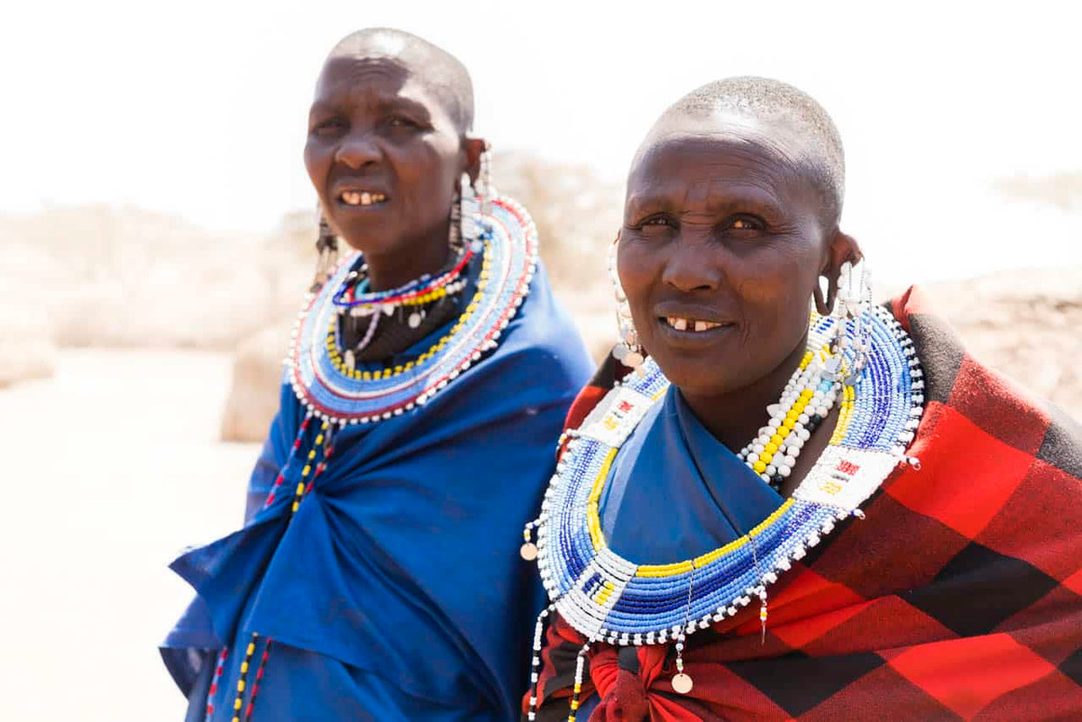 Để đánh dấu sự trưởng thành, nam giới bộ tộc Maasai sẽ nhổ một chiếc răng cửa và đeo khuyên tai. Nếu nam giới nào đến tuổi trưởng thành mà vẫn chưa thực hiện tập tục này thì sẽ không được coi là đàn ông thực thụ. Khi ấy, họ sẽ không thể cưới được vợ.