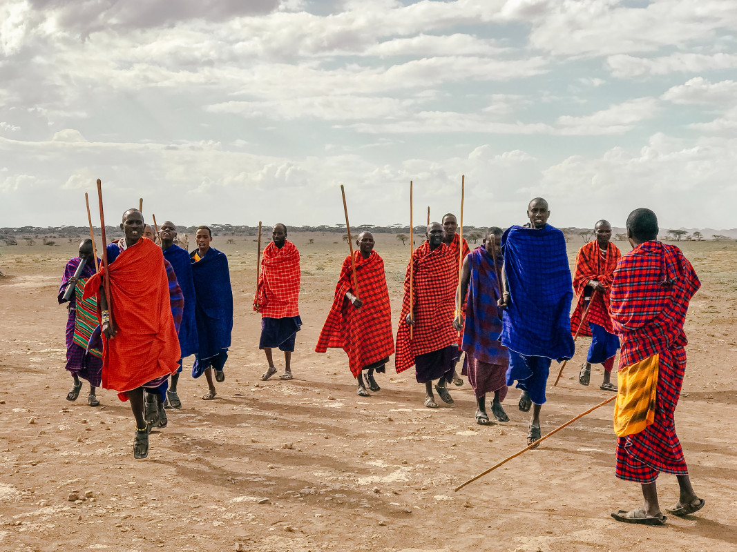 Theo quan niệm của người Maasai, xây nhà theo cách trên sẽ giúp xua đuổi ruồi muỗi, rắn rết. Nhờ vậy, các thành viên trong gia đình sống trong ngôi nhà sẽ không bị những con vật này tấn công.